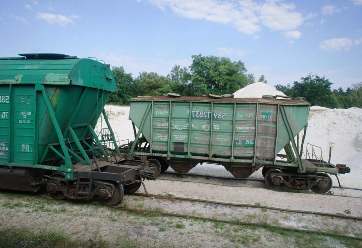 Pick station with a trolley of orders